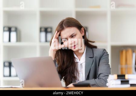 Amministratore business persone ispettore finanziario fare rapporto calcolo saldo. Concetto di contabilità e ricavi interni Foto Stock