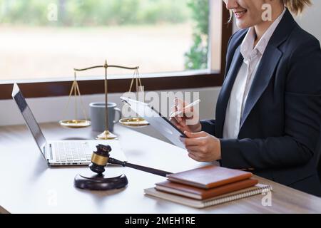 Avvocato che lavora in ufficio. Avvocato asiatico che fa con contratto o documento in ufficio. Diritto, servizi legali, consulenza, giustizia e concetto immobiliare Foto Stock
