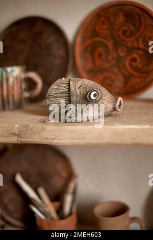 mostra di opere in argilla fatte a mano. piatti di argilla fatti a mano. Caraffa, tazze, recipiente. Tradizioni ucraine nei Carpazi. Souvenir dal regi Hutsul Foto Stock