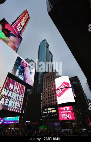Le luminose luci di New Yorks Times Square Foto Stock