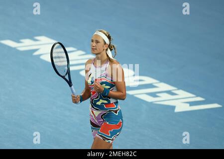 Melbourne, Australia. 24th Jan, 2023. Victoria Azarenka reagisce alla sconfitta di Jessica Pegula, USA., . Alla Rod Laver Arena, Melbourne, Australia, il 24 gennaio 2023. Foto di Peter Dovgan. Solo per uso editoriale, licenza richiesta per uso commerciale. Non è utilizzabile nelle scommesse, nei giochi o nelle pubblicazioni di un singolo club/campionato/giocatore. Credit: UK Sports Pics Ltd/Alamy Live News Foto Stock