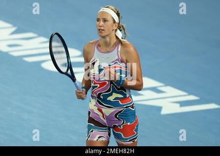 Melbourne, Australia. 24th Jan, 2023. Victoria Azarenka reagisce alla sconfitta di Jessica Pegula, USA., . Alla Rod Laver Arena, Melbourne, Australia, il 24 gennaio 2023. Foto di Peter Dovgan. Solo per uso editoriale, licenza richiesta per uso commerciale. Non è utilizzabile nelle scommesse, nei giochi o nelle pubblicazioni di un singolo club/campionato/giocatore. Credit: UK Sports Pics Ltd/Alamy Live News Foto Stock