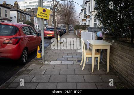 Mobili indesiderati lasciati sul marciapiede di una strada residenziale, a sud-ovest di Londra, Inghilterra, Regno Unito Foto Stock