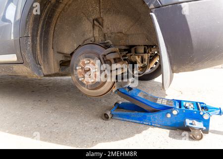 Martinetto idraulico per auto sollevare la nuova vettura per sostituire il  pneumatico. Cambio pneumatici stagionale o concetto astratto di assistenza  Foto stock - Alamy