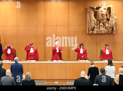 24 gennaio 2023, Baden-Wuerttemberg, Karlsruhe: Il secondo Senato alla Corte costituzionale federale con Christine Langenfeld (l-r), Peter Müller, Doris König (presidente), Sibille Kessal-Wulf e Astrid Wallrabenstein annuncia una sentenza sul finanziamento dei partiti statali. Secondo la sentenza, innalzare il tetto assoluto per i finanziamenti dei partiti statali è incostituzionale. Foto: Ponte Uli/dpa Foto Stock