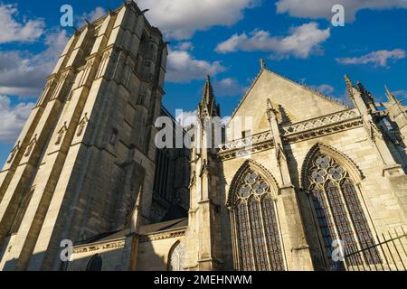 Vista della cattedrale di le Mans in Francia illuminata dal sole e con il cielo blu sullo sfondo con nuvole bianche. Foto Stock