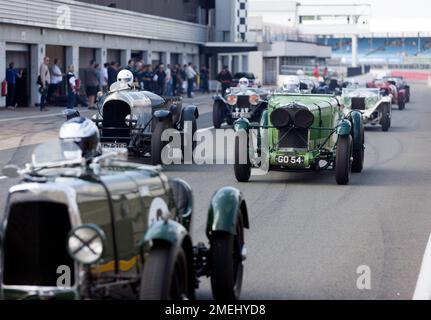 I concorrenti che si fanno strada in pista per la partenza della MRL Pre-War Sports Car 'BRDC 500' Race, al Silverstone Classic 2022 Foto Stock