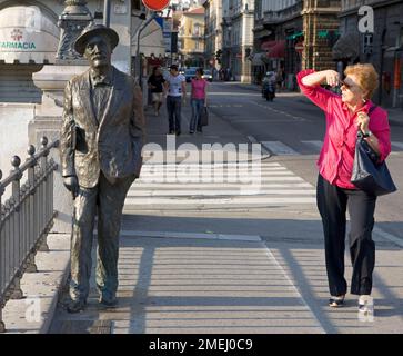 Una statua di James Joyce in una strada a Trieste Foto Stock