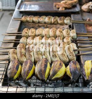 Banane alla griglia thai in bucce. Foto Stock