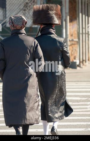 Un venerdì pomeriggio una coppia anonima si è recata a casa con lui vestita con i suoi abiti Sabbath e non ancora. A Brooklyn, New York. Foto Stock