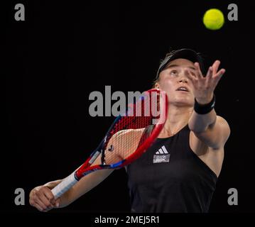 Melbourne, Australia. 24th Jan, 2023. Elena Rybakina, del Kazakhstan, serve durante la finale femminile contro Jelena Ostapenko di Lettonia all'Australian Open di Melbourne Park a Melbourne, Australia, 24 gennaio 2023. Credit: HU Jingchen/Xinhua/Alamy Live News Foto Stock