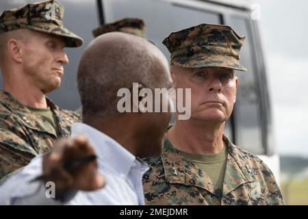 STATI UNITI David Maxwell, a destra, il comandante generale del comando installazioni del corpo Marino, osserva la costruzione in corso di future caserme sulla Stazione aerea del corpo Marino Futenma, Okinawa, Giappone, 17 agosto 2022. Poco dopo il suo arrivo a Okinawa, Maxwell ha fatto un tour di MCAS Futenma per conoscere le operazioni aeree e le capacità nella regione del Pacifico. Durante il tour, il personale e il personale hanno informato Maxwell sul controllo del traffico aereo, sui sistemi di difesa aerea e sulla futura costruzione di caserme. Foto Stock