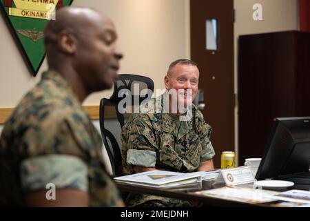 STATI UNITI David Maxwell, il comandante generale del comando per le installazioni dei corpi marini, partecipa a un breve briefing sulla Stazione aerea dei corpi marini Futenma, Okinawa, Giappone, 17 agosto 2022. Poco dopo il suo arrivo a Okinawa, Maxwell ha fatto un tour di MCAS Futenma per conoscere le operazioni aeree e le capacità nella regione del Pacifico. Durante il tour, il personale e il personale hanno informato Maxwell sul controllo del traffico aereo, sui sistemi di difesa aerea e sulla futura costruzione di caserme. Foto Stock