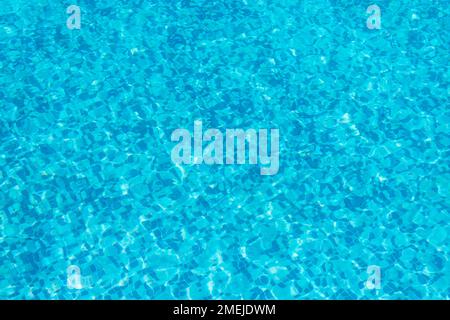 Sfondo e motivo ondulato texture di acqua limpida in piscina blu. Foto Stock