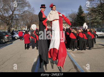 Acrobati e camminatori a palafitte sfilano per le strade della città per celebrare Bergamo, capitale della cultura bresciana 2023 Foto Stock