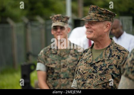 STATI UNITI David Maxwell, il comandante generale del comando installazioni del corpo Marino, parla con il personale di difesa aerea sulla Stazione aerea del corpo Marino Futenma, Okinawa, Giappone, 17 agosto 2022. Poco dopo il suo arrivo a Okinawa, Maxwell ha fatto un tour di MCAS Futenma per conoscere le operazioni aeree e le capacità nella regione del Pacifico. Durante il tour, il personale e il personale hanno informato Maxwell sul controllo del traffico aereo, sui sistemi di difesa aerea e sulla futura costruzione di caserme. Foto Stock