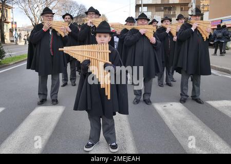 L'ensemble Pan Flute si esibisce nelle strade della città per celebrare Bergamo, capitale della cultura bresciana 2023 Foto Stock