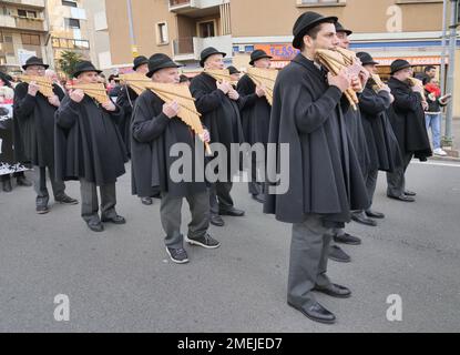 L'ensemble Pan Flute si esibisce nelle strade della città per celebrare Bergamo, capitale della cultura bresciana 2023 Foto Stock