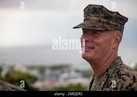 David Maxwell, il comandante generale di Marine Corps Installations Command, Tours Marine Corps Air Station Futenma, Okinawa, Giappone, 17 agosto 2022. Poco dopo il suo arrivo a Okinawa, Maxwell ha fatto un tour di MCAS Futenma per conoscere le operazioni aeree e le capacità nella regione del Pacifico. Durante il tour, il personale e il personale hanno informato Maxwell sul controllo del traffico aereo, sui sistemi di difesa aerea e sulla futura costruzione di caserme. Foto Stock