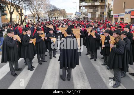 L'ensemble Pan Flute si esibisce nelle strade della città per celebrare Bergamo, capitale della cultura bresciana 2023 Foto Stock