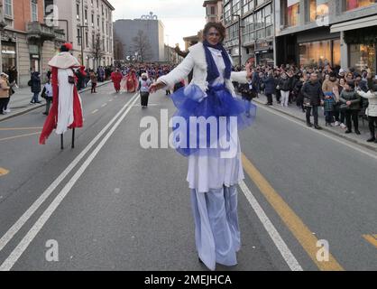 Acrobati e camminatori a palafitte sfilano per le strade della città per celebrare Bergamo, capitale della cultura bresciana 2023 Foto Stock