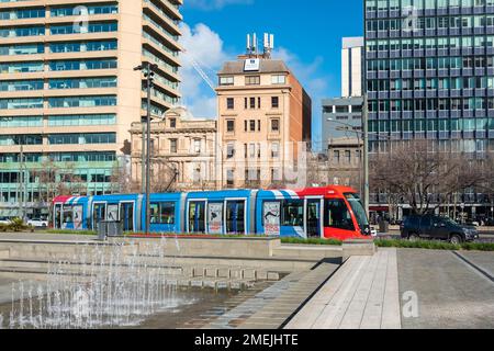 Adelaide City, South Australia - 19 agosto 2019: Tram moderno della metropolitana di Adelaide che attraversa Victoria Square in una mattinata luminosa Foto Stock