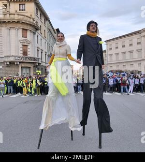 Acrobati e camminatori a palafitte sfilano per le strade della città per celebrare Bergamo, capitale della cultura bresciana 2023 Foto Stock