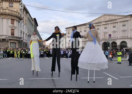 Acrobati e camminatori a palafitte sfilano per le strade della città per celebrare Bergamo, capitale della cultura bresciana 2023 Foto Stock