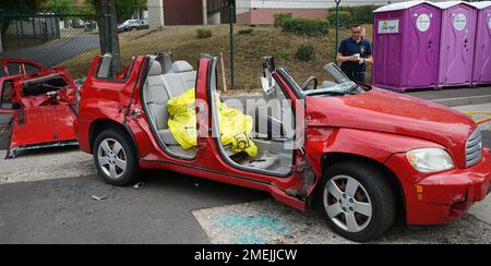 I JAWS of Life erano in azione, mentre i vigili del fuoco locali di Wiesbaden mostravano le loro tecniche di estrazione mentre rimuovevano il tetto e le porte da un veicolo dimostrativo negli Stati Uniti La terza giornata annuale del primo soccorso dell'esercito Garrison Wiesbaden, tenutasi nella comunità dell'area abitativa di Aukumm, 17 agosto. Foto Stock