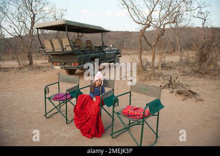 Giovane ragazza (modello rilasciato) in sedia con veicolo di guida, ANT's Hill Reserve, vicino a Vaalwater, provincia di Limpopo, Sudafrica Foto Stock