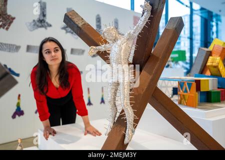 Londra, Regno Unito. 24 gennaio 2023. Un membro dello staff si presenta con 'Golgotha Maquette', in un'anteprima di 'Heavy Metal', una nuova mostra di David Mach RA alla galleria Pangolin London di King's Cross. Lo spettacolo si svolge fino al 25 marzo. Credit: Stephen Chung / Alamy Live News Foto Stock