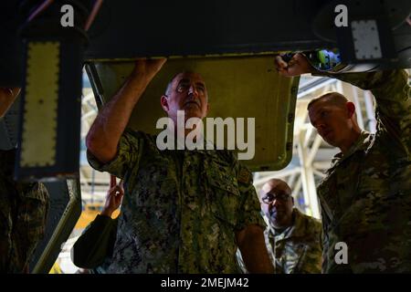 Charles Richard, comandante del comando strategico degli Stati Uniti, tournée a B52H-Stratofortress alla base dell'aeronautica militare di Minot, North Dakota, 17 agosto 2022. USSTRATCOM è un comando combattente che fornisce una forza strategica superiore per mantenere la forza continua della nostra nazione. Foto Stock