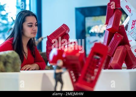 Londra, Regno Unito. 24 gennaio 2023. Un membro dello staff posa con opere della serie 'Telephone Box Maquette' del 2019 in un'anteprima di 'Heavy Metal', una nuova mostra di David Mach RA alla galleria Pangolin London a King's Cross. Lo spettacolo si svolge fino al 25 marzo. Credit: Stephen Chung / Alamy Live News Foto Stock