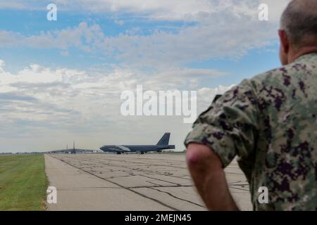 Charles Richard, comandante del comando strategico degli Stati Uniti, guarda il taxi aereo di Stratofortress B-52H sulla linea di volo alla base dell'aeronautica di Minot, North Dakota, 17 agosto 2022. Minot AFB fornisce due gambe della triade nucleare della nazione e cade sotto l'USSTRATCOM. Foto Stock