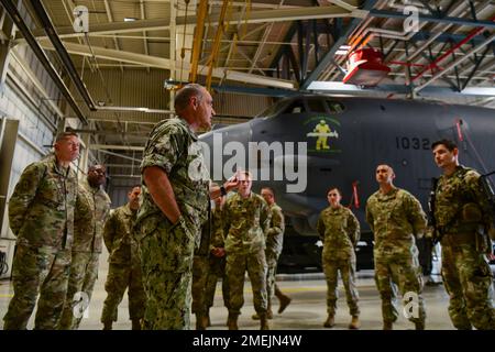 Charles Richard, comandante del comando strategico degli Stati Uniti, parla a diversi membri del Team Minot Airmen alla base dell'aeronautica militare di Minot, North Dakota, 17 agosto 2022. USSTRATCOM è un comando combattente che fornisce una forza strategica superiore per mantenere la forza continua della nostra nazione. Foto Stock