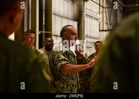 Charles Richard, comandante del comando strategico degli Stati Uniti, parla ai difensori, ai manutentori e agli operatori della Minot Air Force base, North Dakota, 17 agosto 2022. USSTRATCOM è un comando combattente che fornisce una forza strategica superiore per mantenere la forza continua della nostra nazione. Foto Stock