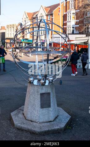 Sutton Town Centre views , Surrey , Inghilterra UK - l'emblema del Rotary International 'Service above Self' Armillary questo armillare è stato presentato al popolo del London Borough di Sutton in ringraziamento per la generosità con cui ha sostenuto le carità del Rotary e per celebrare il nuovo millennio. Foto Stock