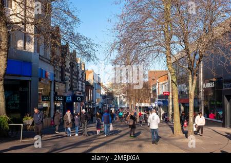 Sutton High Street shoppers and shops in the Town Centre , Surrey , Inghilterra UK - Foto Stock