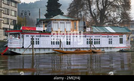 26th Nov 2022, Srinagar, India. L'unico ufficio postale galleggiante dell'India a dal Lake Foto Stock