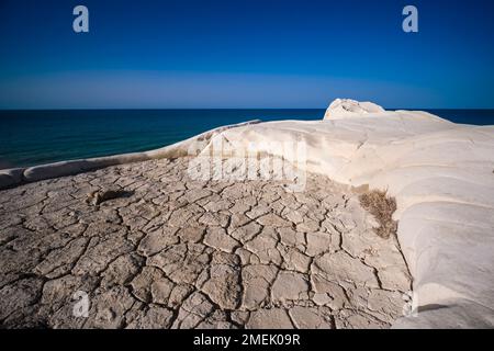 Le rocce bianche di Capo Bianco, l'acqua blu del mare in lontananza, vista dall'alto. Foto Stock