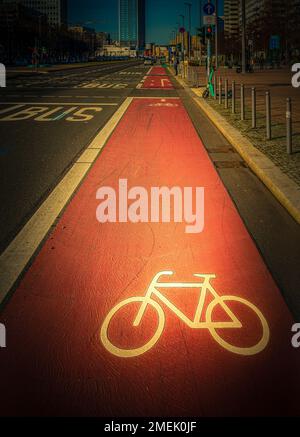 Strada con Bus Lane e Bike Lane a Karl-Marx-Allee Foto Stock