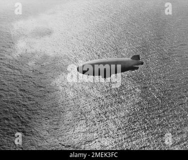Foto d'epoca di circa 1943 di nave aerea della Marina degli Stati Uniti o dirigibile in pattuglia sull'Oceano Atlantico che scouting per sottomarini nemici tedeschi o U-Boats durante la seconda guerra mondiale Foto Stock