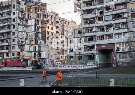 Dnipro, Ucraina - 19 gennaio 2023: Casa esplosa missile da crociera russo nella città di Dnipro sulla zona residenziale Pobeda in Ucraina. Fuoco di razzo di russ Foto Stock