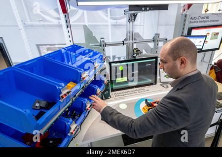 24 gennaio 2023, Sassonia, Chemnitz: Martin Folz del Centro digitale PMI dell'Università di tecnologia di Chemnitz dimostra l'uso di un sistema di assistenza con monitoraggio del successo utilizzando l'intelligenza artificiale nella fabbrica sperimentale e digitale dell'università. La fabbrica di modelli e apprendimento dell'università si occupa della ricerca, dello sviluppo e della qualificazione di concetti e tecnologie innovative della digitalizzazione. L'obiettivo è quello di testare nuovi concetti e tecnologie in un ambiente di produzione orientato all'industria e di promuoverne il trasferimento nella pratica. Al suo incontro fuori città Foto Stock