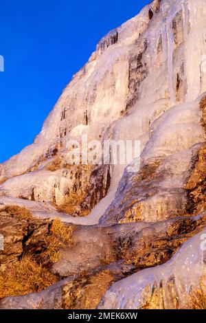 Cascata congelata a Snowdonia, Galles del Nord Foto Stock