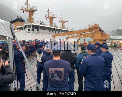 Equipaggi della Guardia Costiera Cutters Kukui, Cypress, Fir, Anthony Petit e Elm che si preparano per i membri delle Olimpiadi Buoy Tender presso la stazione della Guardia Costiera di Juneau, 17 agosto 2022. Le Olimpiadi di Buoy Tender si tennero a Juneau, Alaska, come parte dell'annuale Buoy Tender Round-up della Guardia Costiera. Boy Tender Round-up è un evento della durata di una settimana che offre ai partecipanti l'opportunità di ricevere una formazione specializzata, fornire discussioni per migliorare le operazioni e tenere una gara di Buoy Roundup Olimpiadi per testare le loro abilità di marinaio tra cui molteplici eventi: Tiro a catena, lancio di linea, boom spot, Tug-o-War, A. Foto Stock