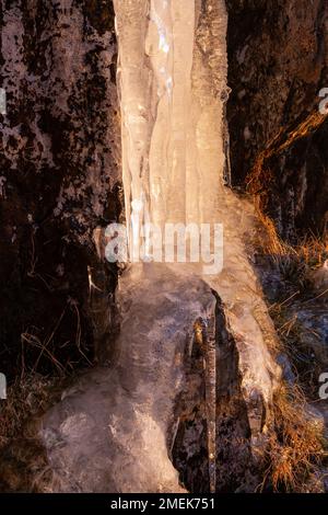 Cascata congelata a Snowdonia, Galles del Nord Foto Stock