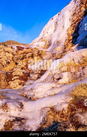Cascata congelata a Snowdonia, Galles del Nord Foto Stock
