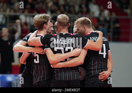 ISTANBUL, TURKIYE - 10 AGOSTO 2022: Danimarca giocatori da uomo che festeggiano il punteggio durante il Turkiye Mens European Championship Qualification match a Bur Foto Stock