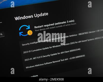 Galati, Romania - 20 gennaio 2023: Verifica della presenza di aggiornamenti di Windows 11 nella vista ravvicinata dello schermo del notebook. Per eseguire l'aggiornamento, è necessario riavviare Windows 11 Foto Stock